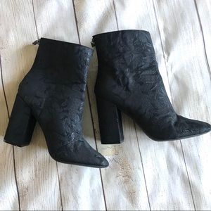5/$25 Jessica Simpson floral black booties